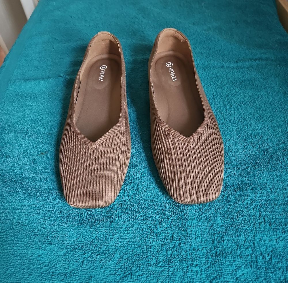 Vivaia Margot 2.0 Square-Toe V-Cut Flat in the Espresso / Nutmeg colorway